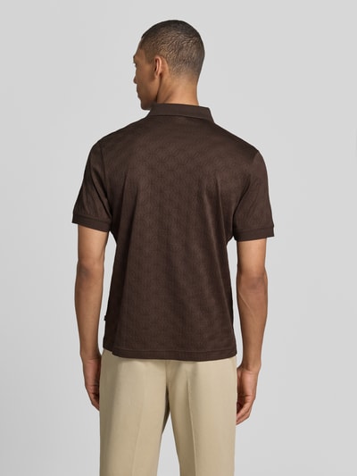Męski model nosi Modern Fit Poloshirt mit Strukturmuster Modell 'Roberto' od JOOP! Collection, brązowa bawełna, wzór strukturalny, polokrag, krótkie zapięcie na guziki, detal z logo, długość pleców w rozmiarze M: 68 cm, pełny widok sylwetki z tyłu.