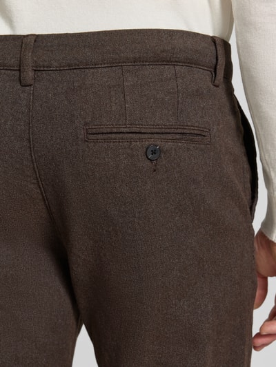 Mannenmodel draagt slim fit chino uit katoenmix Model 'MILES' van Selected, Heren chino, detailopname rugaanzicht.
