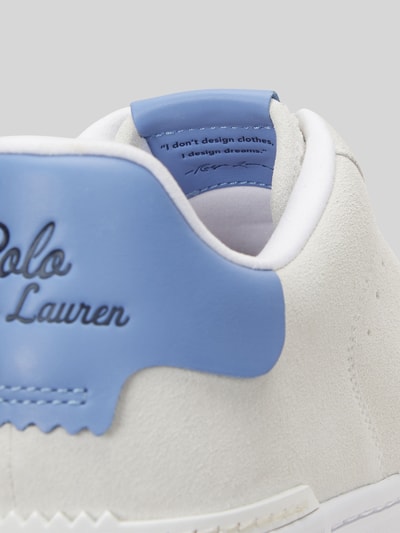 Produktfoto, Low Top Sneaker aus echtem Leder von Polo Ralph Lauren, jasne odcienie bieli i błękitu, logo, skóra licowa i zamsz, teksturowana podeszwa