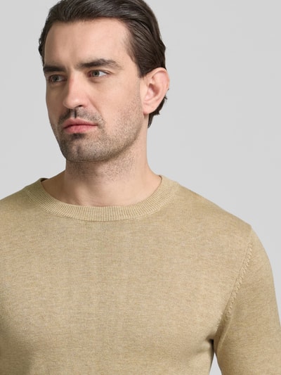 Männermodel trägt Strickpullover mit gerippten Abschlüssen Modell 'BELLS' von Casual Friday in Beige, Baumwoll-Lyocell-Mix, Nahaufnahme Oberkörper.
