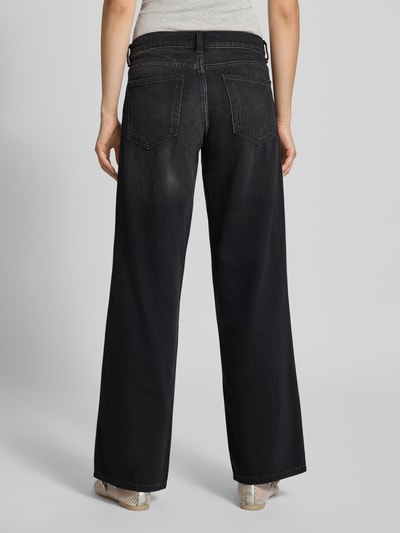 Frauenmodel trägt schwarze Wide & Loose Fit Jeans aus reiner Baumwolle Modell 'BRENDA' von ONLY, Damen Wide & Loose Fit Jeans, Ganzkörperansicht Rückansicht.