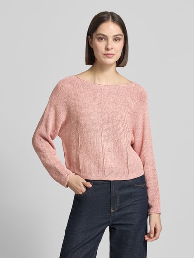 Kobiece modelka nosi Strickpullover mit U-Boot-Ausschnitt od Oui, bawełniana mieszanka, krój regular fit, jasnoróżowy, gładka tekstura, widok całej sylwetki z przodu.