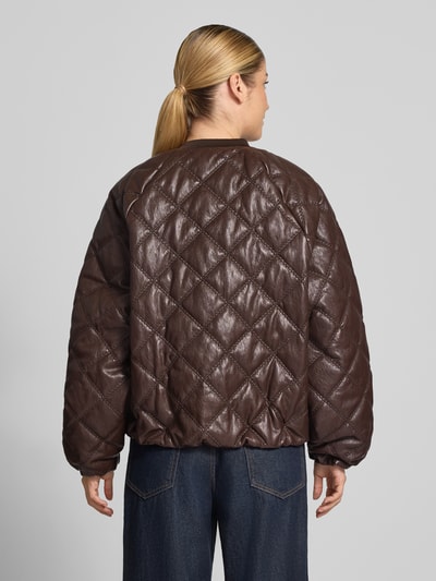 Männermodel trägt Regular Fit Jacke in Stepp-Optik von Rich & Royal, Materiał skóropodobny, z efektem pikowania, Stójka, zamek błyskawiczny, szerokość ramion w rozmiarze S: 43 cm, szerokość klatki piersiowej w rozmiarze S: 52 cm, długość tyłu w rozmiarze S: 61 cm, długość rękawów w rozmiarze S: 46 cm, brązowa, geometryczny wzór, Ganzkörperansicht Rückansicht.