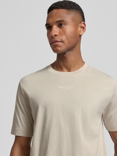 Männermodel trägt Regular Fit T-Shirt aus reiner Baumwolle von Marc O'Polo, unifarbenes Jersey mit Label Print, Nahaufnahme Oberkörper.