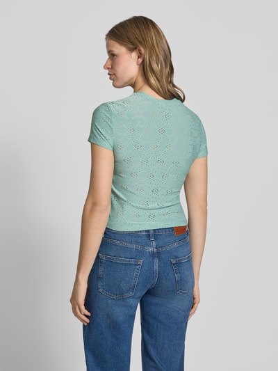 Frauenmodel trägt Relaxed Fit T-Shirt mit Ausbrenner-Effekt Modell 'SMILLA' von Only, Damen T-Shirt in Hellblau mit Kurzarm, Rückansicht.