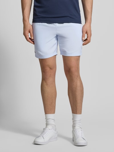 Mężczyznamodel nosi Loose Fit Sport-Shorts mit Mesh-Bund od Lacoste, efekt: jednolity kolor, wyhaftowane logo, elastyczny pas, wpuszczane kieszenie, siateczka, krój loose fit, szorty sport, Ganzkörperansicht von vorne.
