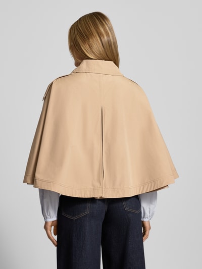 Vrouwenmodel draagt Loose Fit Cape met katoenmix model 'C_CLARI' van BOSS Oranje, look: effen, platte kraag, schoudertrensjes, stolpplooi, zij-steekzakken, drukknoopsluiting, Ganzkörperansicht Rückansicht.