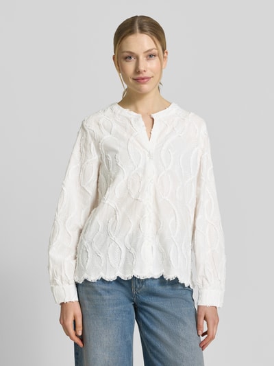 Frauenmodel trägt Regular Fit Bluse mit Stitchings von Betty Barclay, weiße Baumwolle, V-Ausschnitt, dezente Struktur, Ganzkörperansicht von vorne.