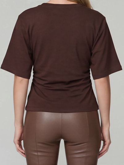 Männermodel trägt Slim Fit Kunstlederhose aus Viskose-Mix Modell 'RESA' von Raffaello Rossi, Damen Leder- / Kunstlederhose, Ganzkörperansicht Rückansicht