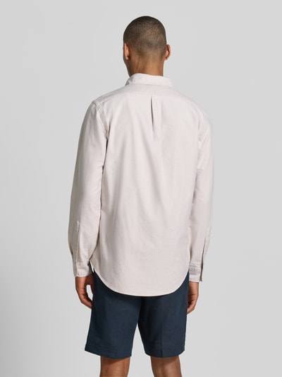 Männermodel trägt Regular Fit Freizeithemd aus reiner Baumwolle von Polo Ralph Lauren in hellem Ton, glatte Textur, Ganzkörperansicht Rückansicht.