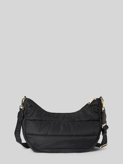 Produktfoto, zwarte Halfmoon Bag met labeldetail model 'Lifetime Buddy M' van Hey Marly, hoofdvak met ritssluiting, verstelbare schouderband, binnenvak met rits, breedte 37 cm, lengte 27 cm, diepte 10 cm, bandlengte 63 cm, zachte stof met glad oppervlak.