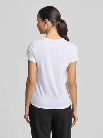 Frauenmodel trägt Regular Fit T-Shirt aus reiner Baumwolle Modell 'Eventsa11' von BOSS in Uni-Optik, kurzarm, weiße Jersey-Textur, Ganzkörperansicht Rückansicht.