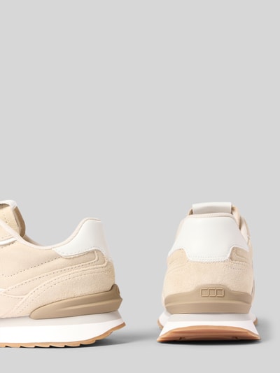 Produktfoto, lichte sneakers van rundleer van Marc O'Polo, dames sneaker, beige en wit, zachte texturen, glad en suède, context: dames sneakers