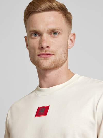 HUGO T-Shirt mit Label-Patch Modell 'Drambok' - HUGO X RB Offwhite 3