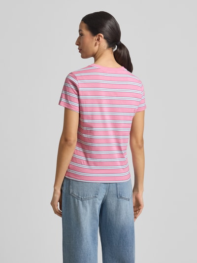 Frauenmodel trägt Regular Fit T-Shirt aus reiner Baumwolle von Tom Tailor Denim, mehrfarbig, gestreift, kurzarm, Ganzkörperansicht Rückansicht.