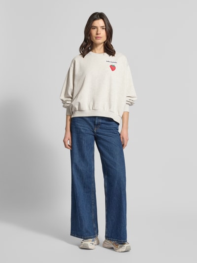Vrouwenmodel draagt Sweatshirt met Motiv-Print model 'Sydney' van LOLLYS LAUNDRY, katoenmix, relaxed fit, ronde hals, voorkant volledige lichaamsaanzicht.