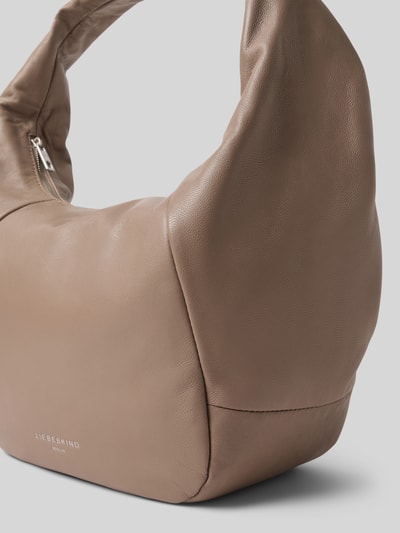 Produktfoto, Hobo Bag mit Label-Detail Modell 'FARRAH' von LIEBESKIND BERLIN, glattes beigefarbenes Leder, Hauptfach mit Reißverschluss, Tragehenkel, Innenfach mit Reißverschluss, Maße ca. 40x26x20 cm, Schulterriemen 68 cm.