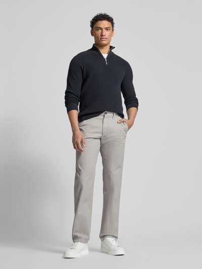 Christian Berg Men Regular Fit Chino mit Strukturmuster Mittelgrau 1