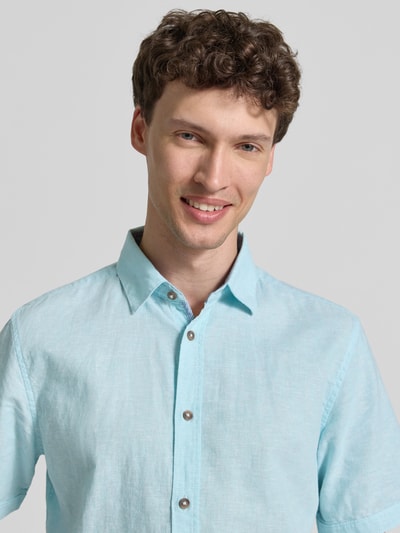 Männermodel trägt Regular Fit Freizeithemd aus Leinen-Baumwolle-Mix von Tom Tailor, Optik: Unifarben, Kentkragen, einreihige Knopfleiste, Kurzarm, Nahaufnahme Oberkörper.