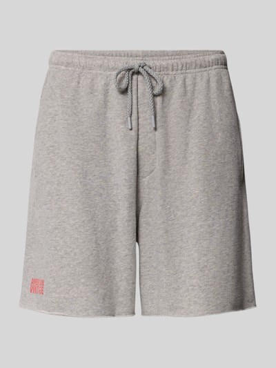 Produktfoto, Relaxed Fit Shorts mit elastischem Bund Modell 'NYZZOW' von American Vintage aus grauem Baumwoll-Mix mit Logo-Print, Bundweite 39 cm, Innenbeinlänge 16 cm.