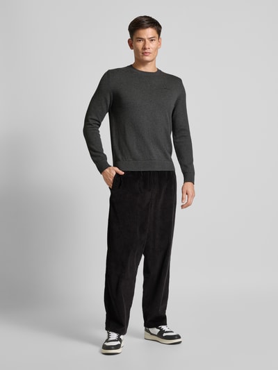 s.Oliver RED LABEL Regular Fit Strickpullover aus reiner Baumwolle mit Label-Stitching Anthrazit 1