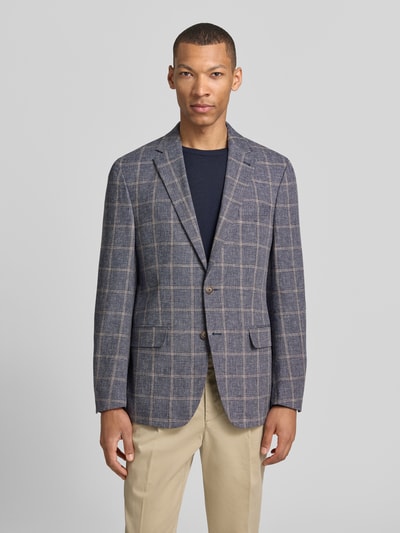 Männermodel trägt Modern Fit Sakko mit Pattentaschen und Reverskragen von Christian Berg Men im Leinen-Baumwoll-Mix, Karo-Muster, Knopfleiste, Brusttasche, Beige und Blau, Ganzkörperansicht von vorne. Rückenlänge 74 cm, Schulterbreite 43 cm, Ärmellänge 66 cm bei Größe 50.