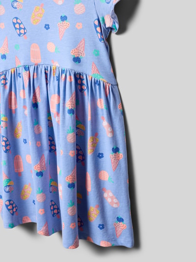 Mädchen trägt Regular Fit Shirtkleid mit Allover-Motiv-Print von DANAMADE aus Baumwoll-Mix, Kurzärmelig, Nahaufnahme Oberkörper.