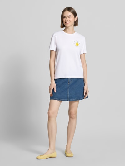 Frauenmodel trägt Damen T-Shirt von Only, Modell 'Regular Fit T-Shirt aus reiner Baumwolle Modell KITA', Optik: Unifarben in Weiß mit Motiv-Stitching, Rundhals, Kurzarm, Jersey, reine Baumwolle, Ganzkörperansicht von vorne.
