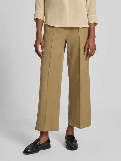 Frauenmodel trägt Hose mit Längsnähten von Luisa Cerano in Beige mit Wide Leg, Eingrifftaschen, Gesäßtaschen, Nahaufnahme Oberkörper.