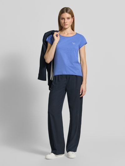 Frauenmodel trägt T-Shirt mit Stitching und Rundhalsausschnitt von Christian Berg Woman in Blau, reine Baumwolle, Regular Fit, Rollsaum, Ganzkörperansicht von vorne