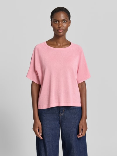 Frauenmodel trägt Strickshirt mit Rundhalsausschnitt von comma, locker geschnitten, Viskose-Mix, rosa, Kurzarm, Ganzkörperansicht von vorne.
