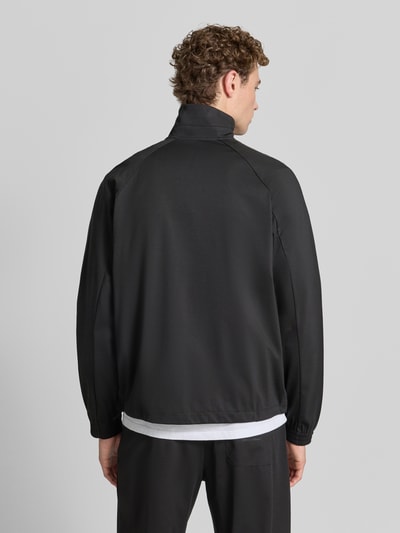 Männermodel trägt Sweatjacke mit Stehkragen und Zweiwege-Reißverschluss von Emporio Armani, Schwarz, Lyocell-Mix mit Viskose-Anteil, Regular-Fit, Rückenlänge bei Größe M 68 cm, Ärmellänge 84 cm, Ganzkörperansicht Rückansicht.
