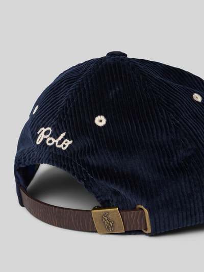 Produktfoto, Basecap mit Label-Detail von Polo Ralph Lauren aus dunkelblauem Cord, eingestickte Luftlöcher, verstellbarer Verschluss, reine Baumwolle