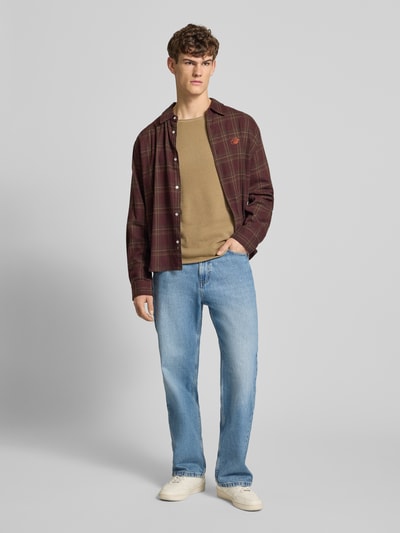 Männermodel trägt Basic Strickpullover mit Rundhalsausschnitt und Rollkanten von Review, Herren, Reine Baumwolle, Regular-Fit, Basic, Ganzkörperansicht von vorne.