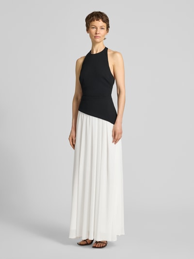 Modelka kobieta nosi Cocktailkleid in Two-Tone-Machart Modell 'Elise' od Forever New, czarny top, biała spódnica, chiffon, krój taliowany, długość tyłu w rozmiarze 36: 144 cm, szerokość w rozmiarze 36: 37 cm, maxi, widok całej sylwetki z przodu.