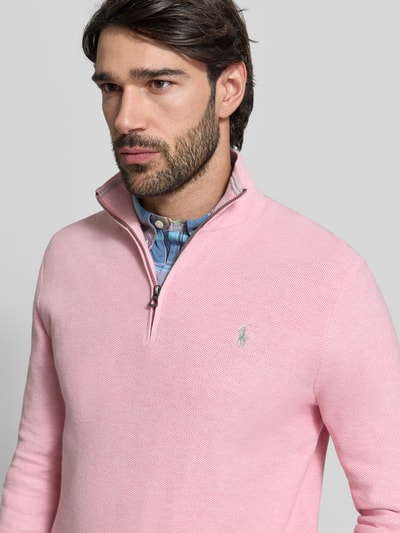 Männermodel trägt Regular Fit Troyer aus reiner Baumwolle von Polo Ralph Lauren, Optik: Unifarben, Logo-Detail, Piqué-Struktur, Nahaufnahme Oberkörper.