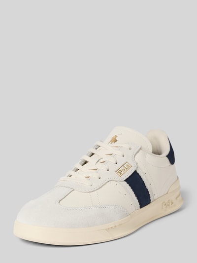 Productfoto, Sneaker met vetersluiting van Polo Ralph Lauren in echt leer met afgeronde neus, labeldetail en gestructureerde zool, zijaanzicht.