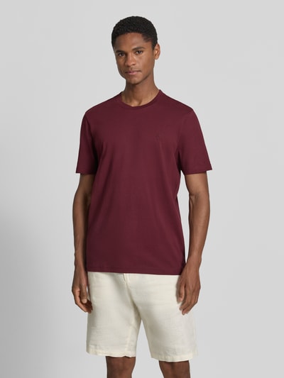 Męski model nosi Regular Fit T-Shirt mit Logo-Stitching von MCNEAL, czysta bawełna, krój regular fit, okrągły dekolt, długość tyłu w rozmiarze M 70 cm, kolor bordowy i beżowy, gładka tekstura, całopostaciowy widok z przodu
