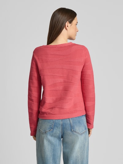 Kobiece modelka nosi Regular Fit Pullover aus reiner Baumwolle od Tom Tailor, gładki, strukturalny wzór, różowy, długi rękaw, dzianina, widok całej sylwetki z tyłu.