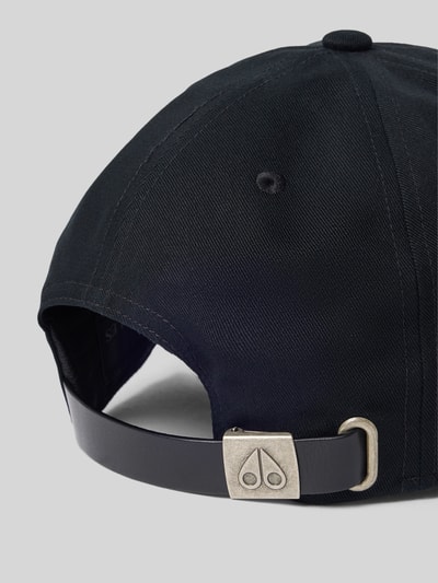 Produktfoto, Basecap aus reiner Baumwolle von Moose Knuckles in Schwarz mit metallic Zier-Applikation, Luftlöchern und verstellbarem Riegel