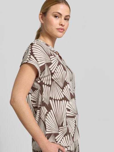 Frauenmodel trägt Damen T-Shirt aus Viskose-Mix mit Tunikakragen von Betty Barclay, Regular-Fit, Allover-Muster, Rückenlänge 63 cm, Nahaufnahme Oberkörper.