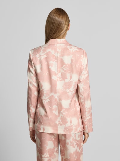 Frauenmodel trägt Blazer mit Pattentaschen und Reverskragen von Jake*s Collection in Hellrosa mit floralem Muster, Ganzkörperansicht Rückansicht. Gerader-Schnitt, Knopfverschluss, Rückenlänge 67 cm, Brustweite 50 cm, Ärmellänge 62 cm, Größe 36.