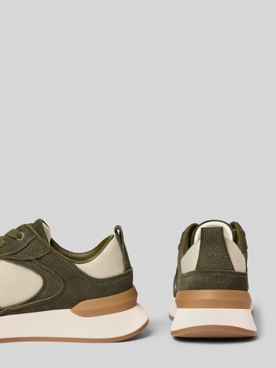 Produktfoto, zielono-beżowe sneakersy ze skóry bydlęcej model 'B Icon_Runn_stcsdcv' od BOSS, teksturowana cholewka, damskie sneakersy