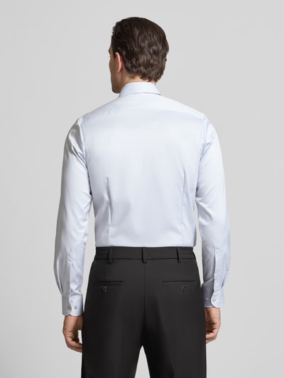 Männermodel trägt Slim Fit Business-Hemd in unifarbenem Design mit Kentkragen von OLYMP Level Five, Rückenlänge 81 cm, Ganzkörperansicht Rückansicht.