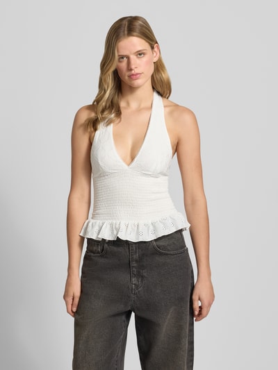 Vrouwenmodel draagt Neckholder-Blusentop met V-hals van Gina Tricot, materiaalmix met stretch, getailleerd model, smokdetail, ruglengte maat S 53 cm, voorkant bovenlichaam close-up.