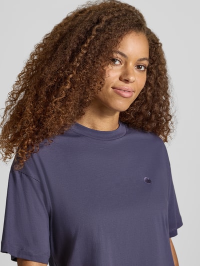 Frauenmodel trägt Regular Fit T-Shirt aus reiner Baumwolle Modell 'CHESTER' von Carhartt Work In Progress in Dunkelblau, Nahaufnahme Oberkörper. Damen T-Shirt, Stehkragen, Halbarm, Rückenlänge bei Größe S 56 cm.
