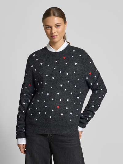 Frauenmodel trägt Regular Fit Strickpullover mit Stickereien von Tom Tailor Denim in Dunkelgrau, unifarben mit Herz-Stickereien, Crew Neck, langarm, gerippte Abschlüsse, Stricktextur, Ganzkörperansicht von vorne