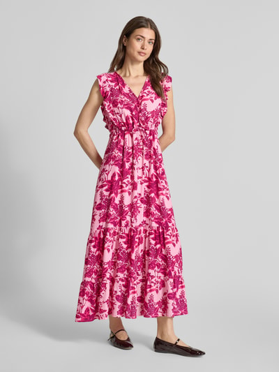 Frauenmodel trägt Midikleid aus Viskose mit Rüschen Modell 'Samo' von LOLLYS LAUNDRY in Pink-Weiß Allover-Look, A-Linie, Ganzkörperansicht von vorne