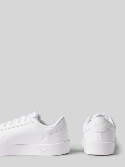 Produktfoto, Sneaker mit Logo-Detail von Nike in Weiß mit glatter Oberfläche, Damen Sneaker von Nike, klare Linien und schlichte Form