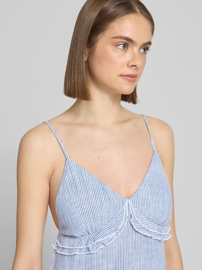 Frauenmodel trägt Ausgestelltes Freizeitkleid aus Viskose-Leinen-Mix Modell 'SIESTA MW' von Only, Two Tone Optik, gestreift, Spaghettiträger, Mini-Länge, tiefer V-Ausschnitt, Nahaufnahme Oberkörper.